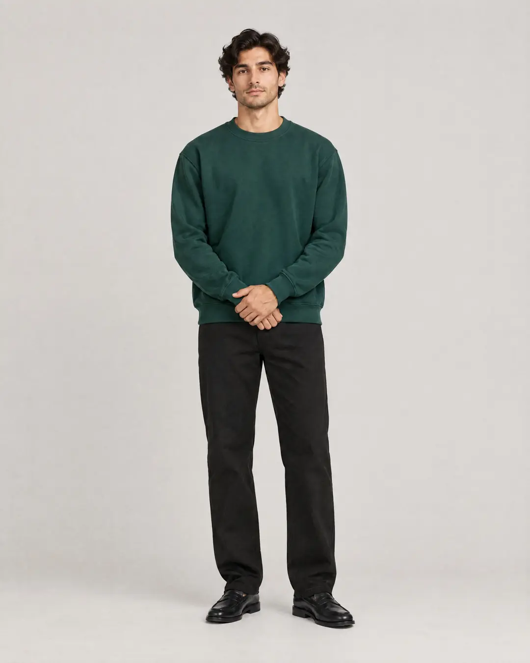 Yeşil bisiklet yaka sweatshirt giyen model