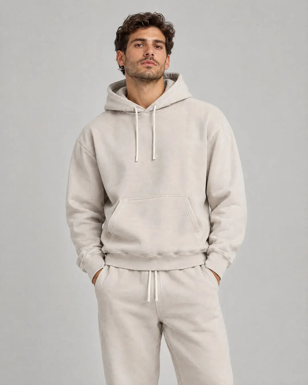 Bej takım giyen model
